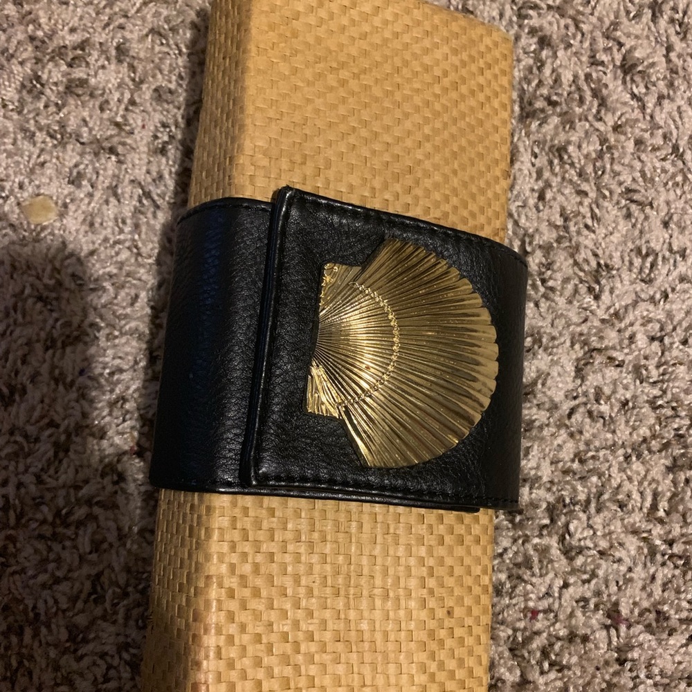 Mud pie clutch